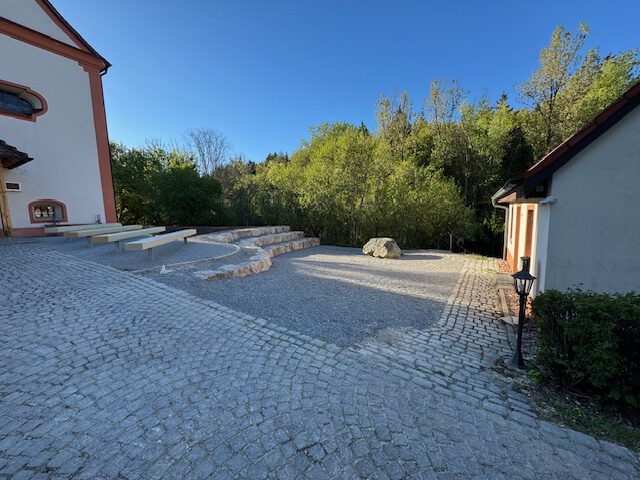 Außenanlage mit Altar u Kapelle